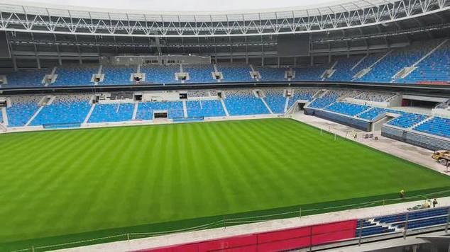 精英运动员争先恐后，赛场上紧张氛围压倒性，势不可挡