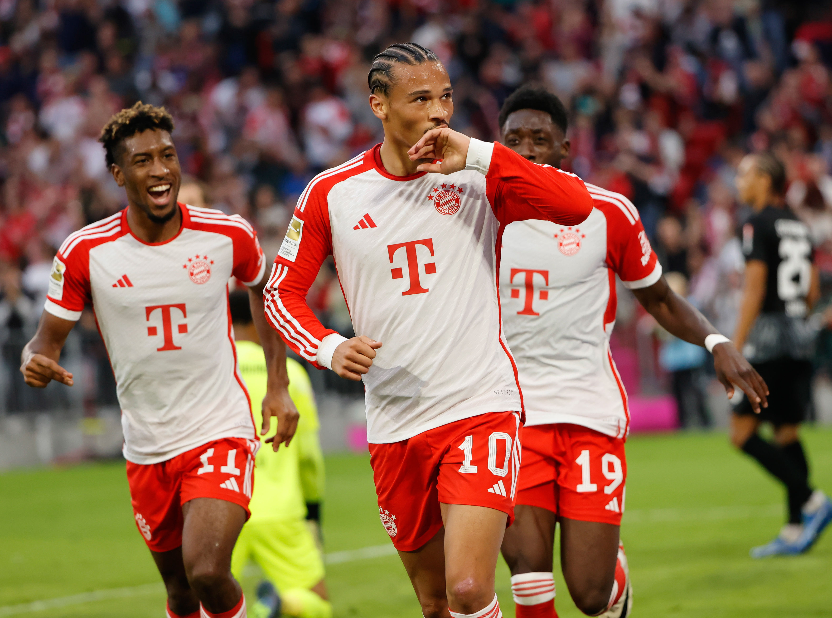 包含拜仁强势表现，压制对手完成胜利，表现亮眼的词条