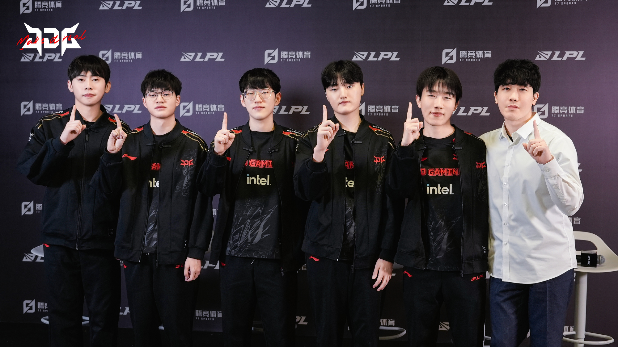 JDG险胜FLY,Faker开启传奇时刻激烈交锋入围赛,点燃全场激情 JDG险胜FLY,Faker开启传奇时刻激烈交锋入围赛,点燃全场激情