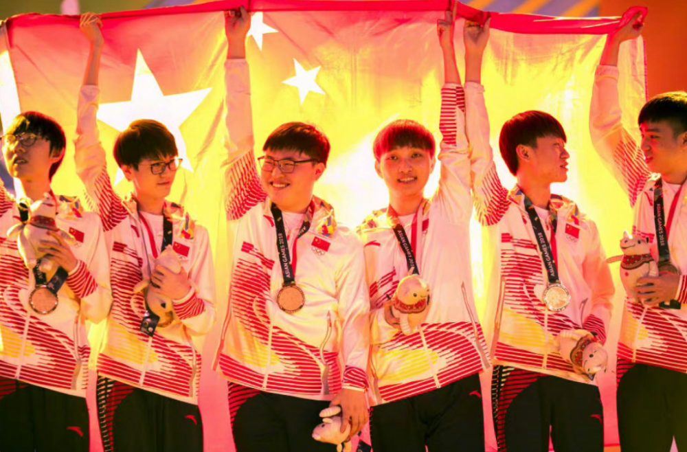 JDG险胜FLY,Faker开启传奇时刻激烈交锋入围赛,点燃全场激情 JDG险胜FLY,Faker开启传奇时刻激烈交锋入围赛,点燃全场激情