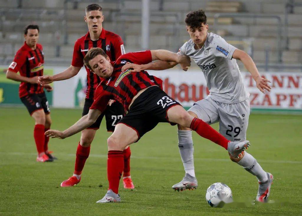 勒沃库森碾压马德里竞技，莱万刷新纪录